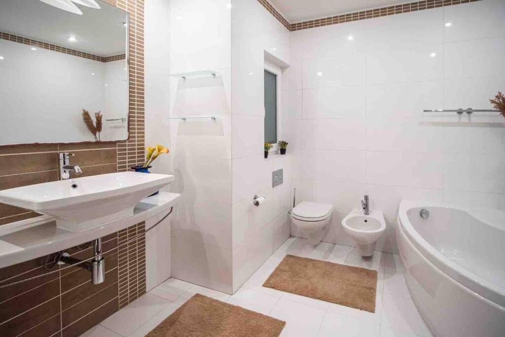Pembroke St Julians Luxury, Comfort, Location Kültér fotó